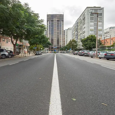 Classy 4bdr W/ Balcony By Lovelystay דירה ליסבון