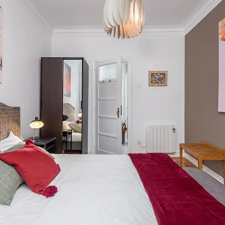Apartment Classy 4bdr W/ Balcony By Lovelystay