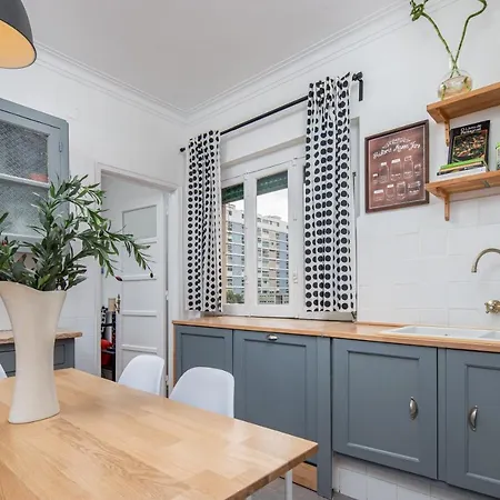 Classy 4bdr W/ Balcony By Lovelystay