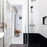 Classy 4bdr W/ Balcony By Lovelystay * リスボン